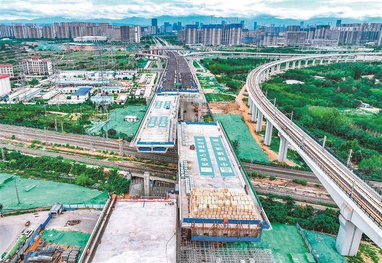 中介机构万吨转体桥凌空“跳”中间支座起“双人舞”中间车道